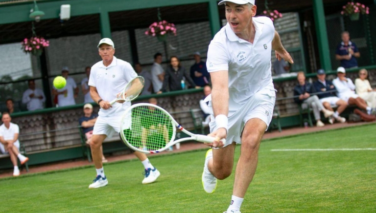 Tỷ phú Mỹ chuẩn bị chào sân tennis chuyên nghiệp ở tuổi 59