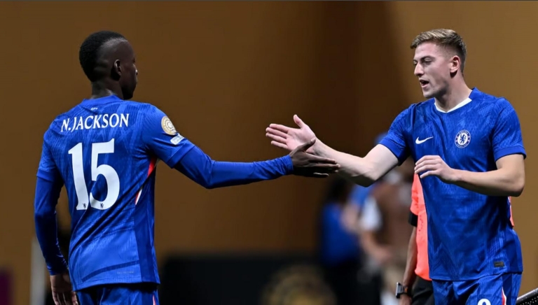 Chelsea gặp phải cơn đau đầu 'dễ chịu' ở hàng công