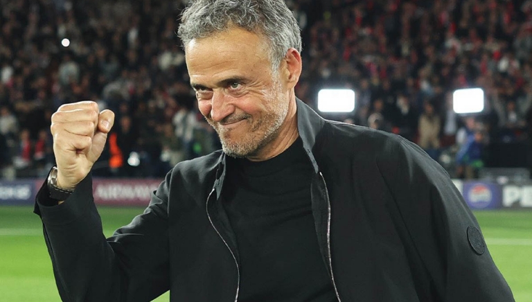 Enrique khẳng định PSG 'đá bay' vì có nhiều hơn 11 ngôi sao