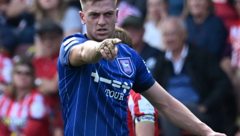 Arsenal bị chỉ trích vì để Chelsea giật được Liam Delap