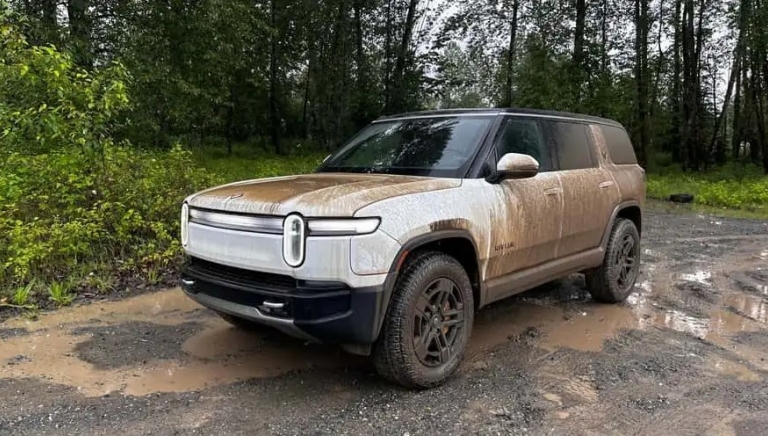 Rivian R1T - Bán tải điện vẫn chạy tốt sau khi bị lũ cuốn trôi hơn 100 dặm