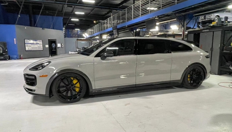 Chiêm ngưỡng Porsche Cayenne Turbo GT độ thành minivan của vợ Mark Zuckerberg