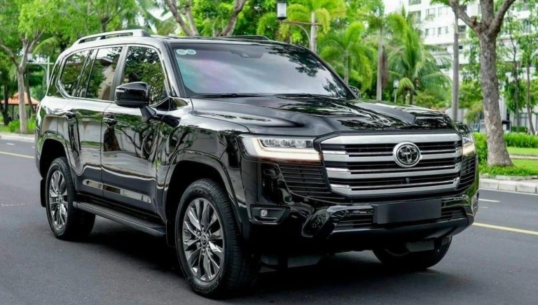 Toyota Land Cruiser 2021 rao bán cao hơn giá niêm yết tại đại lý sau 3 năm sử dụng