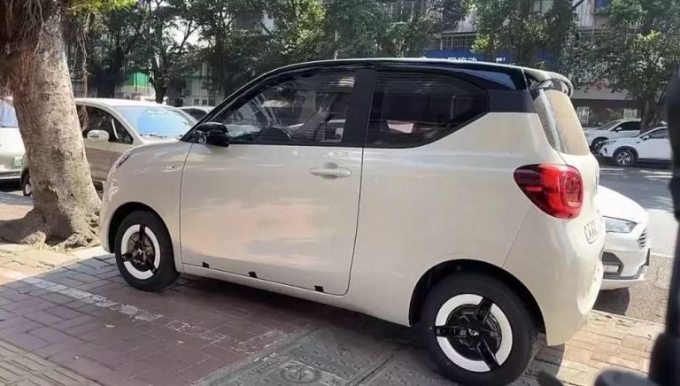 Wuling Hongguang Mini EV lộ diện với phiên bản 5 cửa mở rộng trên đường phố