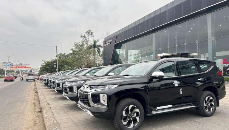 Mitsubishi Pajero Sport bản máy xăng mở bán với số lượng nhỏ giọt, cắt giảm trang bị quan trọng