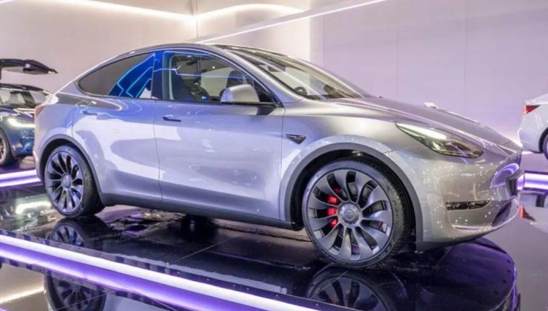 Tesla Model Y ra mắt bản mới chạy được hơn 500 km 1 lần sạc, cạnh tranh VinFast VF 8 tại Mỹ