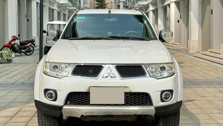 Mitsubishi Pajero Sport 2013 lăn bánh 11 năm lên sàn xe cũ với giá khó tin