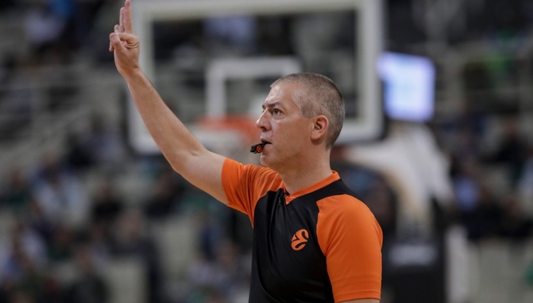 Trọng tài giải bóng rổ EuroLeague bị bắt quả tang ăn trộm ở sân bay