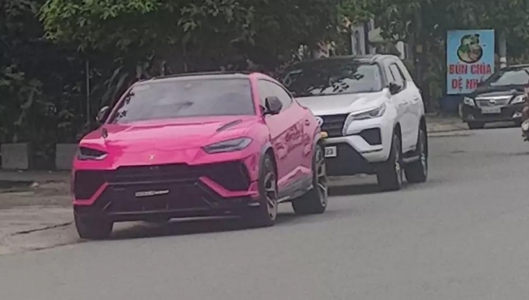 Siêu SUV Lamborghini Urus Performante màu độc xuất hiện trên đường phố Việt