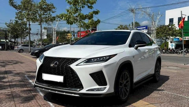 Lexus RX 300 F Sport 2021 chạy lướt 3 năm tại Việt Nam có giá thế nào trên sàn xe cũ?