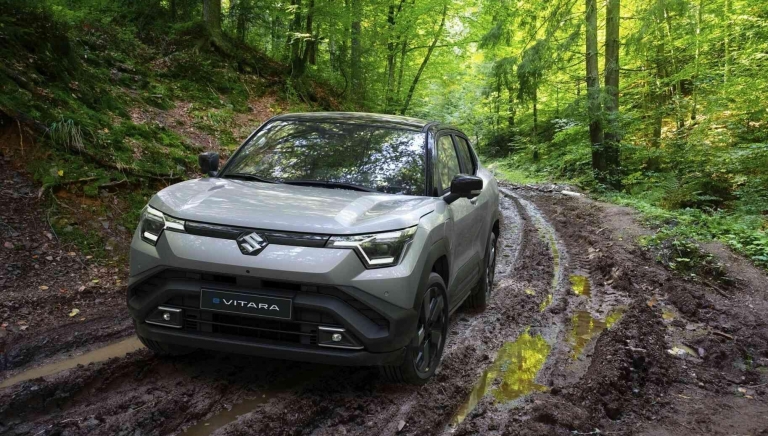 Suzuki Vitara bản điện khoe khả năng chạy off-road, có thể đi được 500 km/sạc