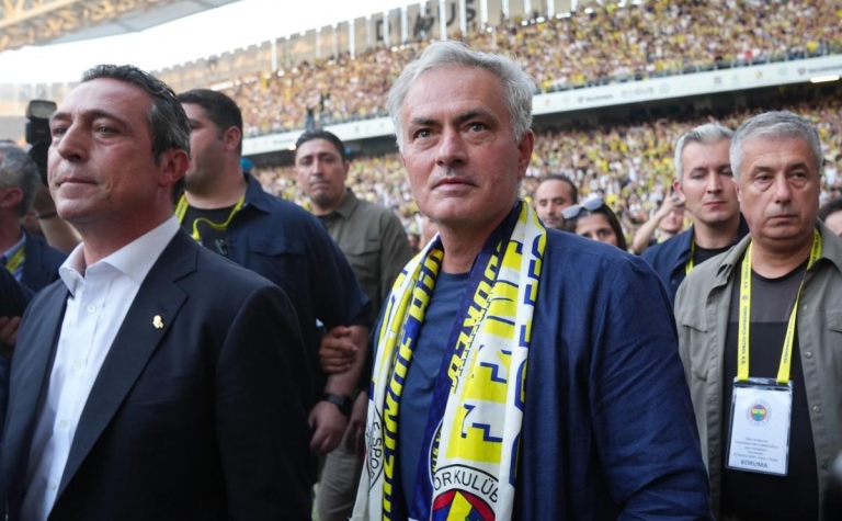Jose Mourinho tạo ra 'vụ nổ lớn' trong ngày ra mắt Fenerbahce