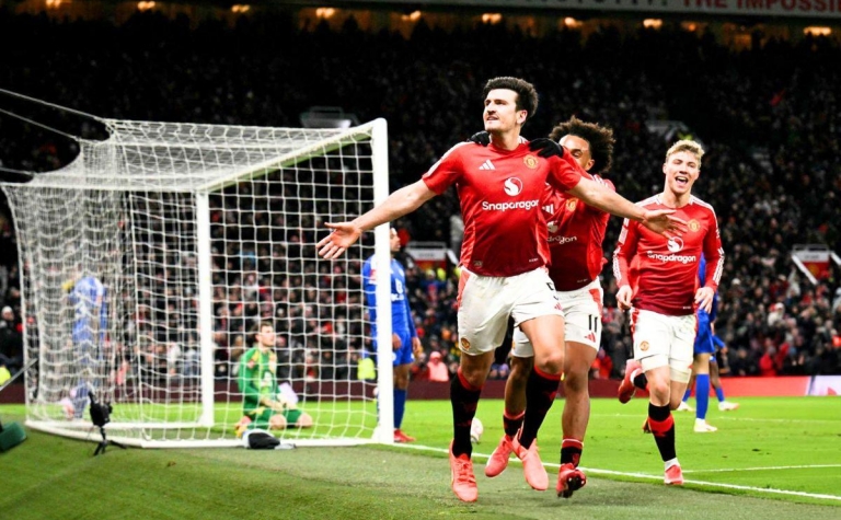 Maguire tỏa sáng phút cuối, MU hạ Leicester City tranh cãi