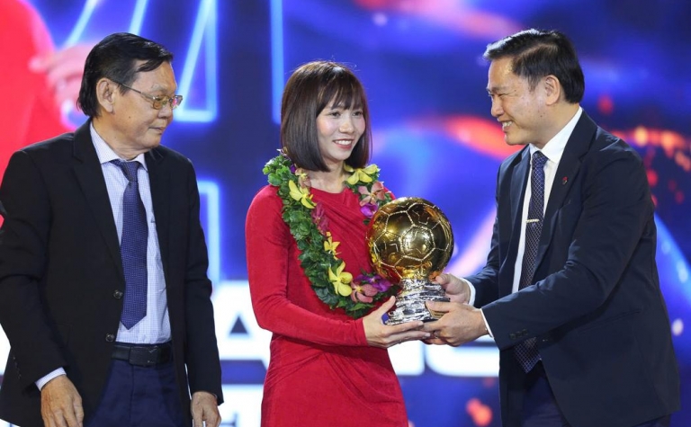 FIFA thán phục Thùy Trang với giải thưởng QBV Việt Nam