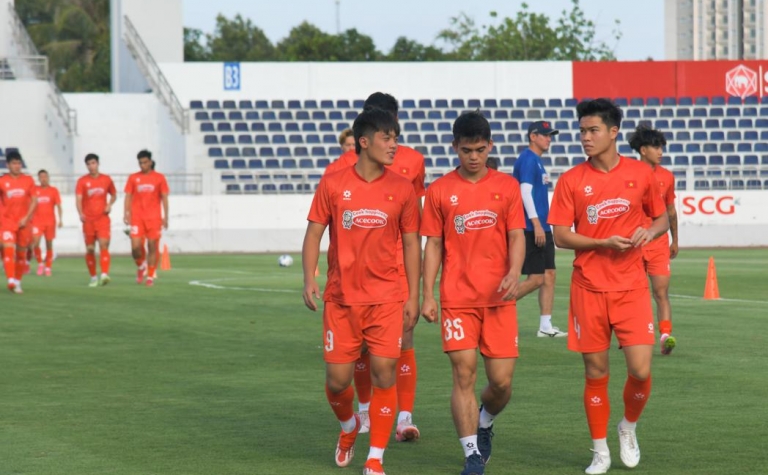HLV Kim Sang Sik tiến hành loại 9 cầu thủ U23 Việt Nam