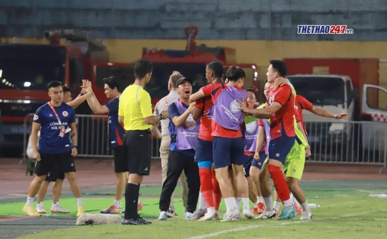 Trực tiếp CAHN 2-1 Buriram United: Theerathon phạm lỗi với Quang Hải