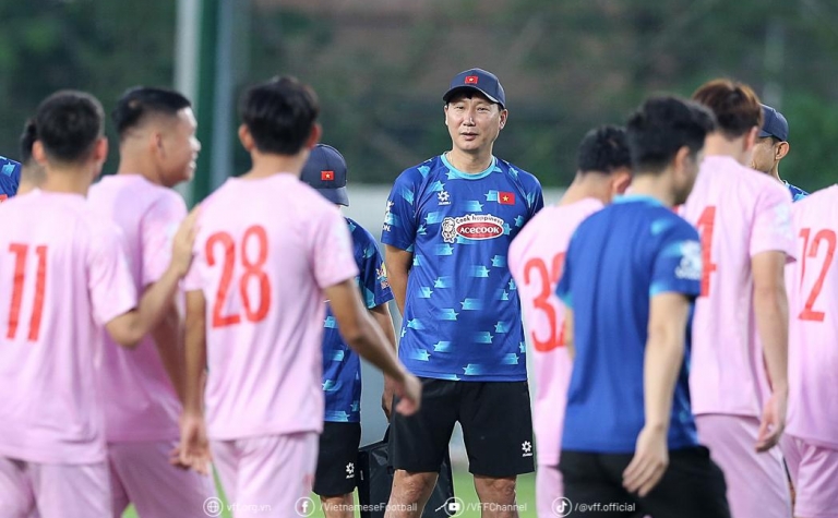 HLV Kim Sang Sik dùng 'chiêu tâm lý' cho ĐT Việt Nam trước AFF Cup