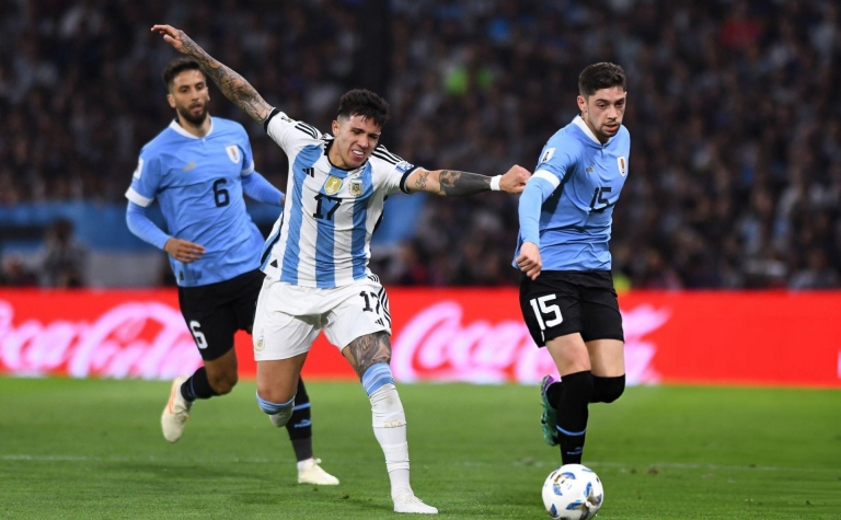 Không cần Messi, Argentina vẫn thắng Uruguay nhờ siêu phẩm