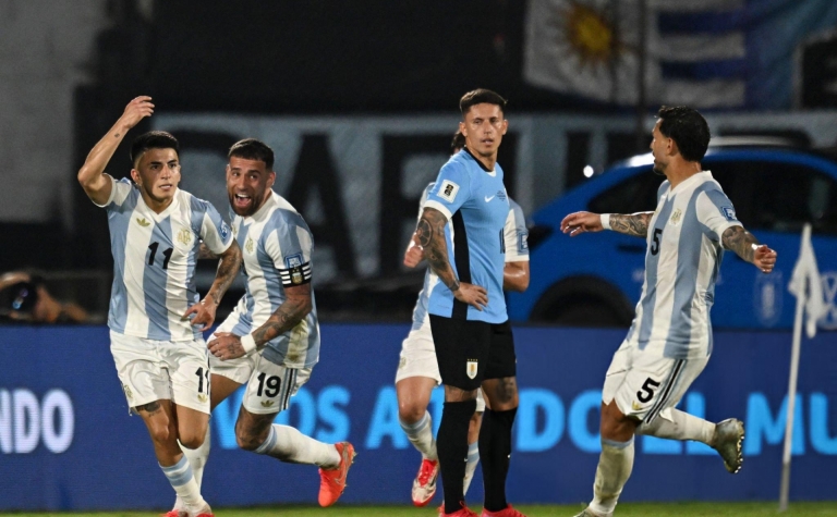 Vắng Messi, Argentina vẫn thắng Uruguay nhờ siêu phẩm