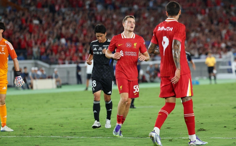 Tân binh tỏa sáng, Liverpool ngược dòng đánh bại đội Nhật Bản