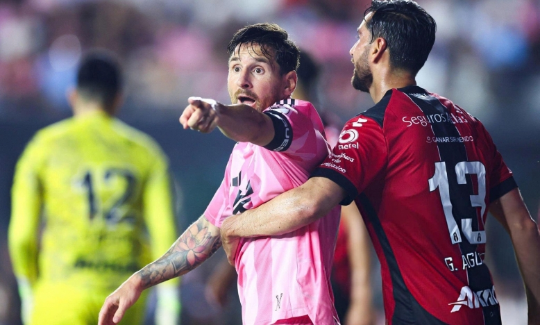 Messi xin lỗi đối thủ sau hành động ăn mừng quá khích