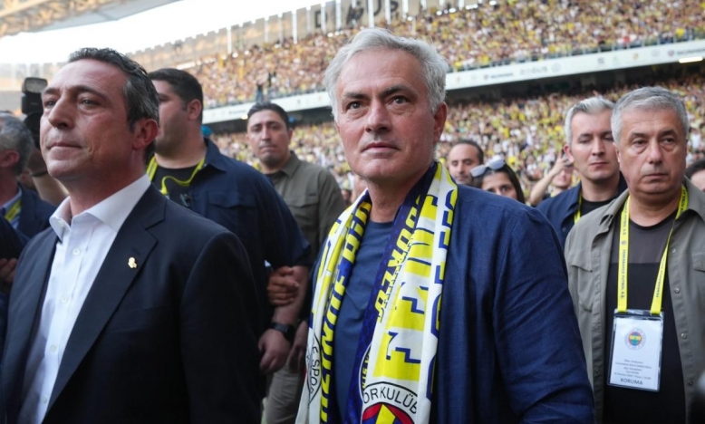 Jose Mourinho tạo ra 'vụ nổ lớn' trong ngày ra mắt Fenerbahce