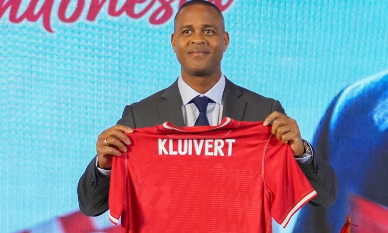 Ngã ngửa với lý do CĐV đòi sa thải HLV Kluivert dù chưa dẫn dắt trận nào