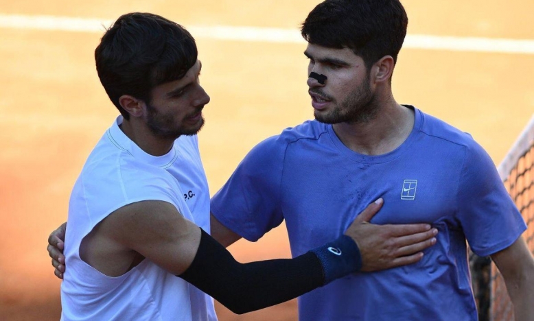 Đối thủ bỏ cuộc, Alcaraz năm thứ 2 liên tiếp lọt chung kết Roland Garros
