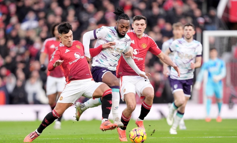 Hàng thủ báo hại, MU thua tan tành trên sân nhà Old Trafford