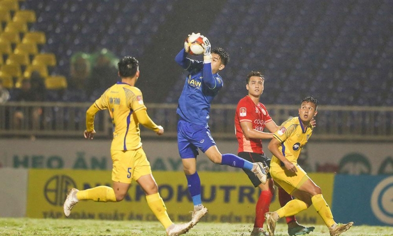 Trực tiếp SLNA 0-3 CAHN: Khoảng cách quá lớn