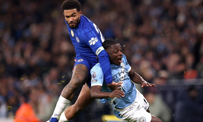 Mất điểm trước Chelsea, Man City gặp khó trong cuộc đua vô địch