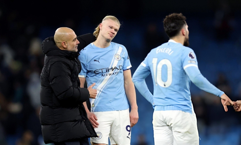 Man City hụt hơi trên Etihad, tự làm khó trong cuộc đua vô địch