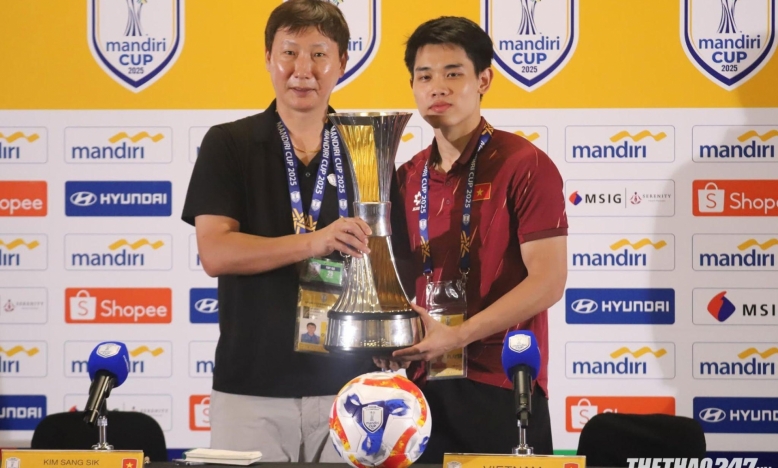 HLV Kim Sang Sik: 'Tôi không cố tình cản U23 Indonesia ném biên'