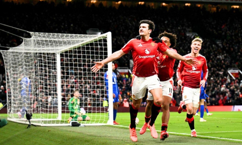 Maguire tỏa sáng phút cuối, MU hạ Leicester City tranh cãi