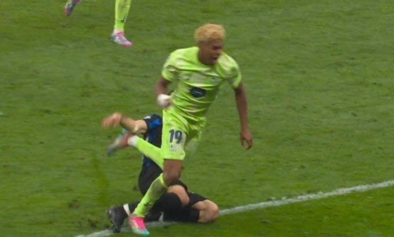 Chuyên gia giải thích pha bóng Barca 'mất penalty'