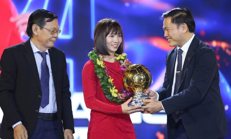 FIFA thán phục Thùy Trang với giải thưởng QBV Việt Nam