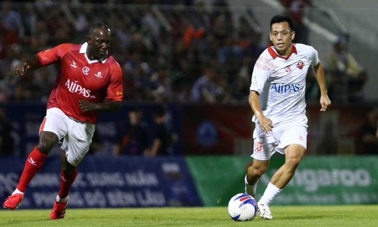 Trực tiếp Huyền thoại MU 2-0 Việt Nam All Stars: Áp đảo