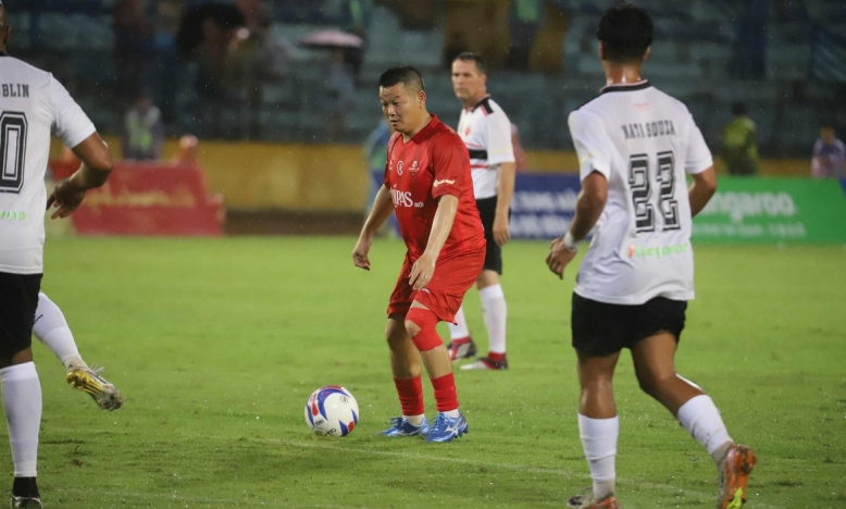 Trực tiếp Huyền thoại MU 2-2 Việt Nam All Stars: Nỗ lực