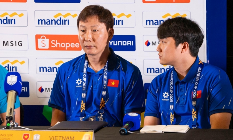 HLV Kim Sang Sik chỉ thẳng 2 đội đua vô địch với U23 Việt Nam