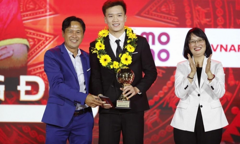 CĐV Thái Lan kinh ngạc khi Hoàng Đức giành 3 QBV Việt Nam