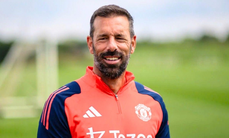 Van Nistelrooy nộp đơn làm HLV, hé lộ bến đỗ mới