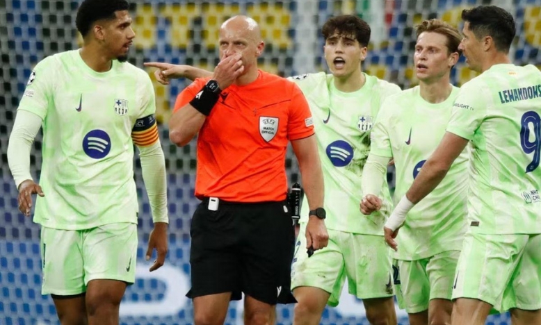 CĐV Barca phẫn nộ với quyết định của trọng tài