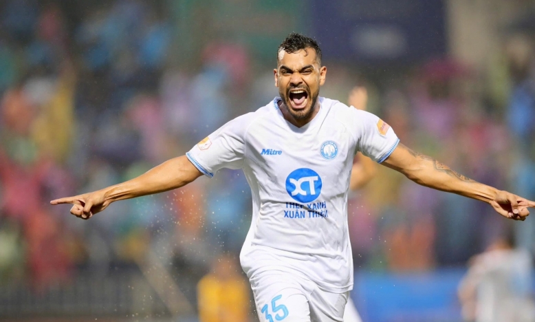 Thắng nghẹt thở SLNA, Nam Định 99% vô địch V-League