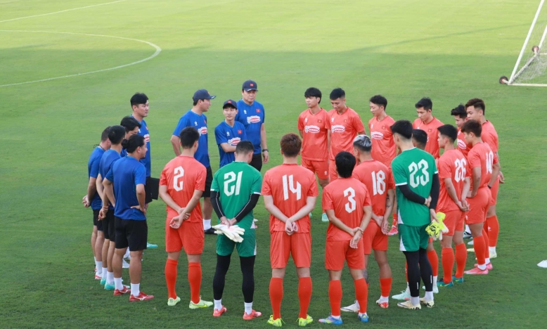 2 cầu thủ đầu tiên chia tay ĐT Việt Nam