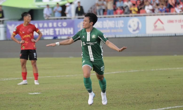 Trực tiếp Bình Phước 1-0 Long An: Phi Sơn mở tỉ số