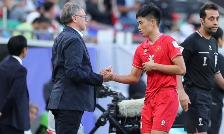 HLV Troussier gửi thông điệp đặc biệt đến Đình Bắc