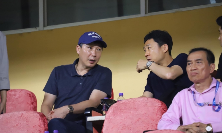 HLV Kim Sang Sik không dự khán vòng 22 V-League