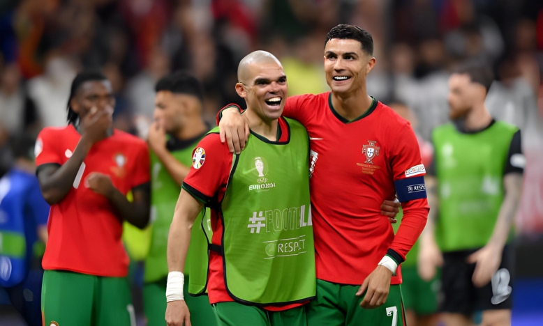 Ronaldo trượt 11m, Bồ Đào Nha vẫn đi tiếp nhờ 3 lần cản PEN của Diogo Costa