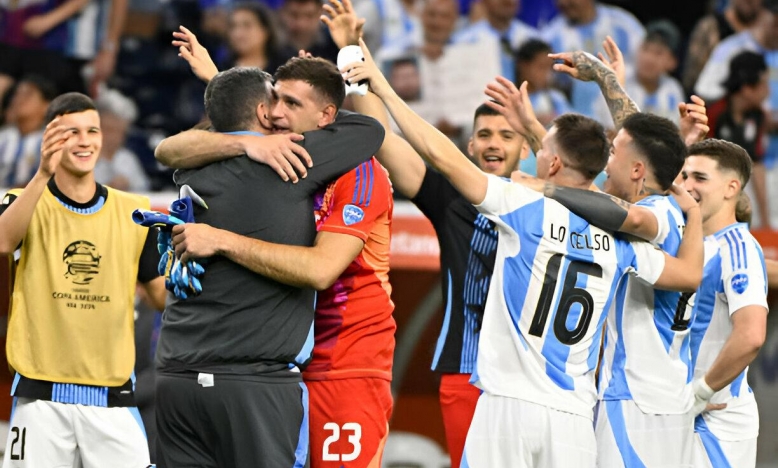 Messi trượt PEN, Argentina vẫn đi tiếp nhờ 2 lần cản 11m của Martinez