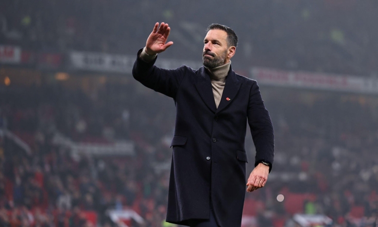 CHÍNH THỨC: HLV Van Nistelrooy rời Man Utd